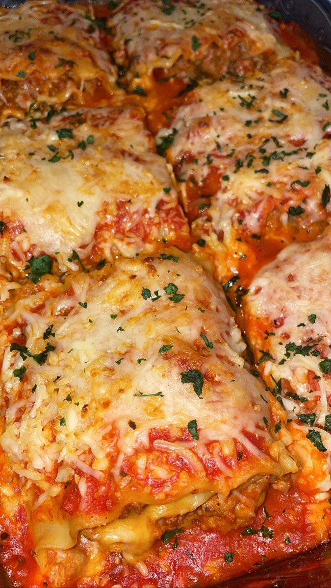 imsherrellmarie's tweet photo. Well I couldn’t find my shells to make stuffed shells so I made lasagna roll ups, homemade garlic bread &amp; a side salad 👩🏾‍🍳 https://t.co/EPf25elXLm