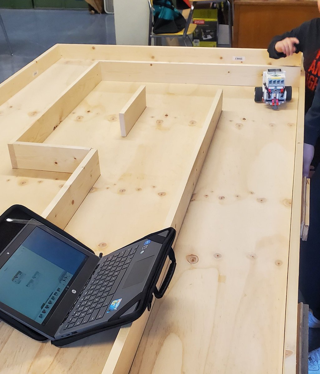 BMS_STEAM's tweet photo. Happy Monday!  Robotics all day, spheros and EV3s. #BMSpride #bestjobever https://t.co/6CYpf85e11
