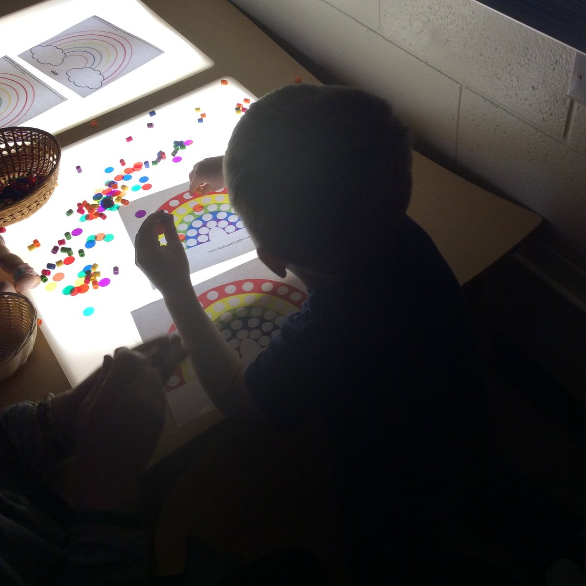 IRECPreK's tweet image. 🌈💡Making a Rainbow at the #LightTable💡🌈 Developing #FineMotorSkills &amp;amp; learning about colours as we create rainbows, using small counting chips &amp;amp; beads. Free printable from "My Bored Toddler," found here: myboredtoddler.com/free-printable… @IREC1 @naturalpod #EarlyLearning