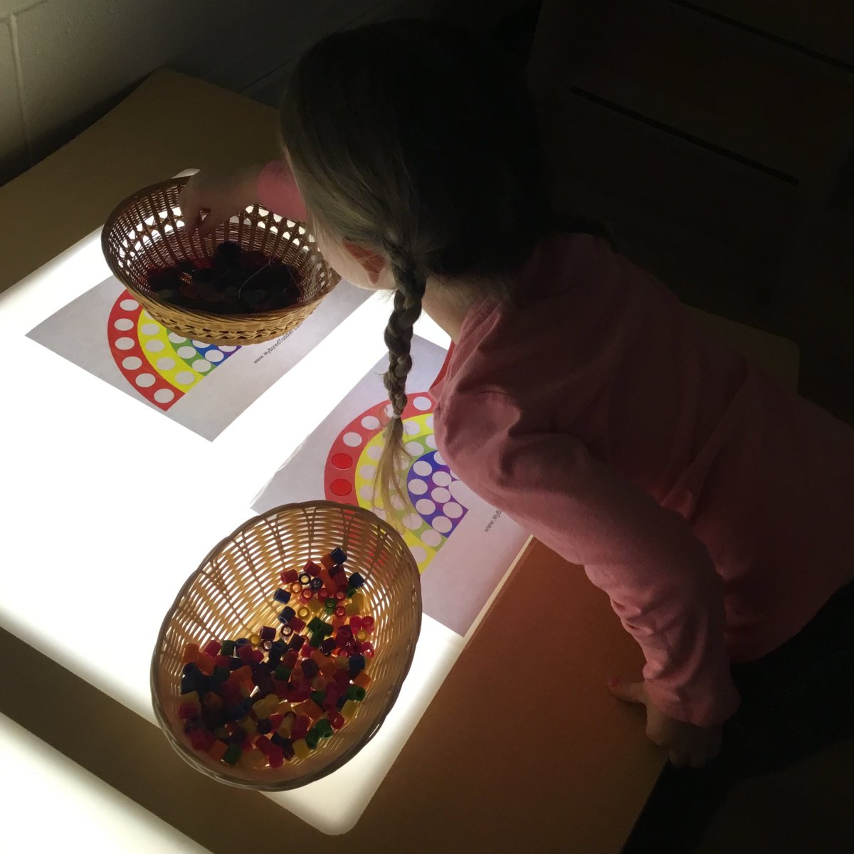 IRECPreK's tweet image. 🌈💡Making a Rainbow at the #LightTable💡🌈 Developing #FineMotorSkills &amp;amp; learning about colours as we create rainbows, using small counting chips &amp;amp; beads. Free printable from "My Bored Toddler," found here: myboredtoddler.com/free-printable… @IREC1 @naturalpod #EarlyLearning