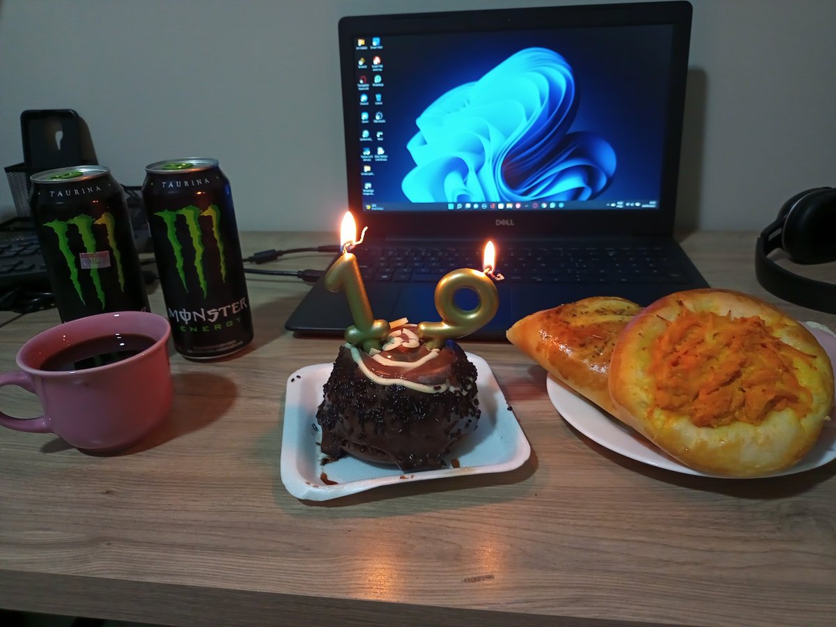 flapoggers's tweet photo. Hoje eu não recebi 1 parabéns sequer da minha família, ninguém lembrou. Só quem me deu parabéns foi o pessoal do twitter, muito obrigado a todos. Fui na padaria e fiz meu próprio aniversário, sozinho, mas tá ok, já estou acostumado. Obrigado a todos, de verdade. https://t.co/hkBXdKFw6i
