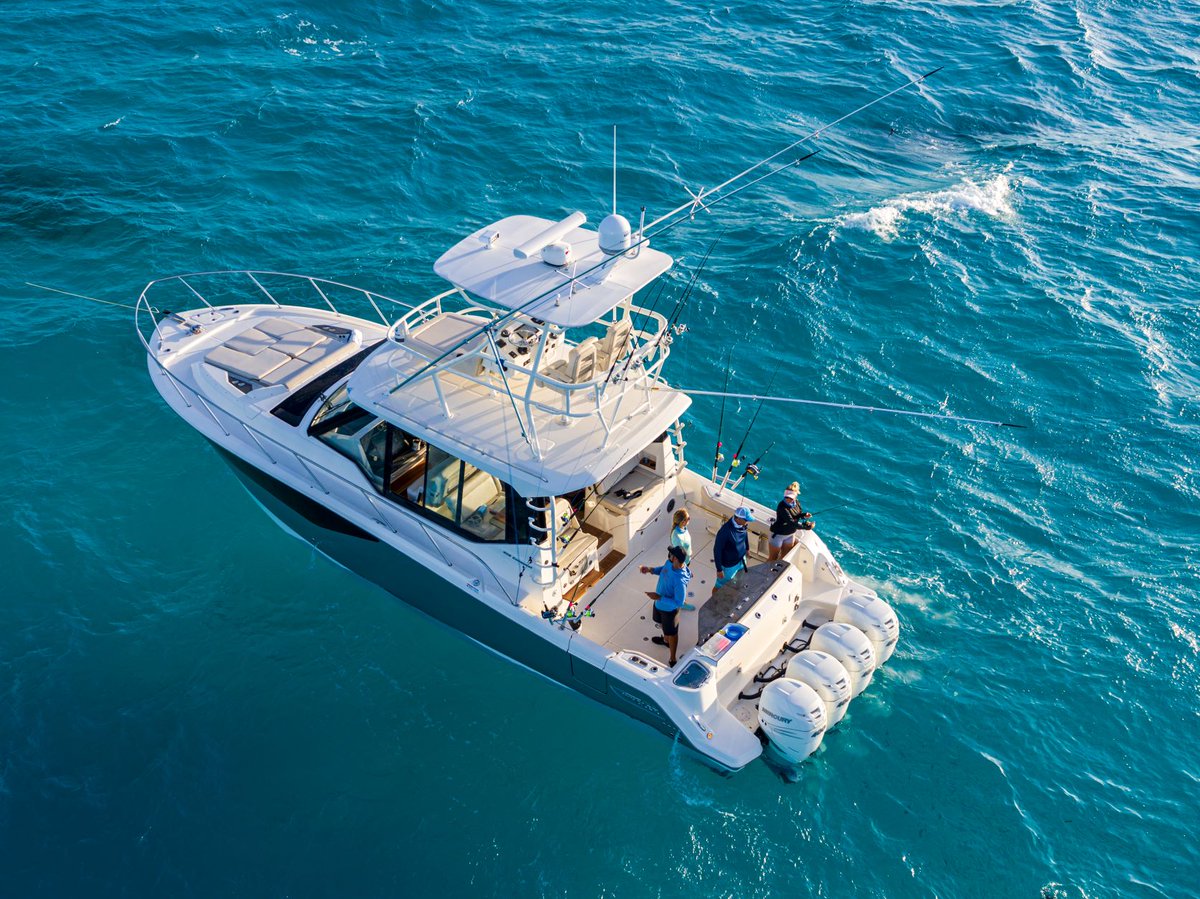 Boston_Whaler's tweet photo. Go big or go home with the SUV of the sea.

Enjoy long-distance cruises, overnight stays, chase gamefish far offshore, or host an impromptu gathering. You can do it all in gracious comfort on the 405 Conquest. https://t.co/2020PtJ7ki