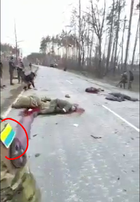 _x45d's tweet image. Video has now emerged showing Ukraine forces committing the #BuchaMassacre 
I wont post the video but here are some screenshots with relevant parts highlighted.