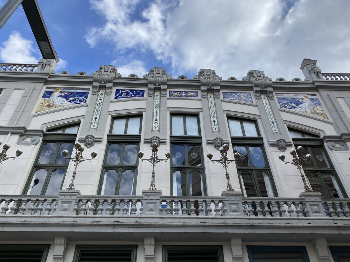 alicesilverpol's tweet photo. Zamora vivió un periodo de esplendor a principios del siglo XX: una industria pujante, una burguesía que rivalizaba por tener la casa más bonita y un arquitecto de origen catalán, Francesc Ferriol i Carreras dejaron en ella un bello legado modernista. https://t.co/bAK7l73FMI
