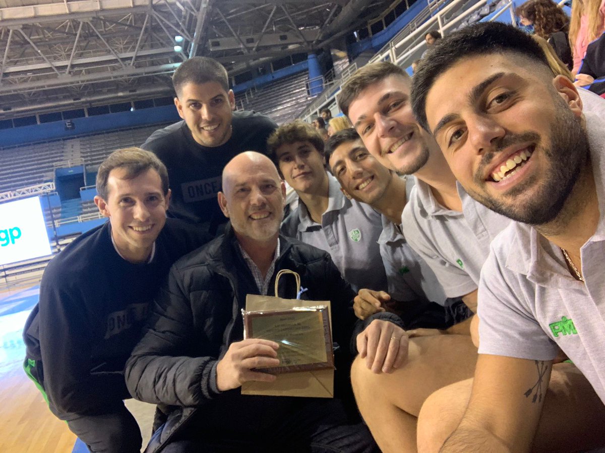 #meritodeportivo Gracias por el reconocimiento y al equipo por estar presente, son la razón de este premio! <a href="/onceunidosvoley/">Once Unidos Voley</a> <a href="/clubonceunidos/">Club Once Unidos</a>