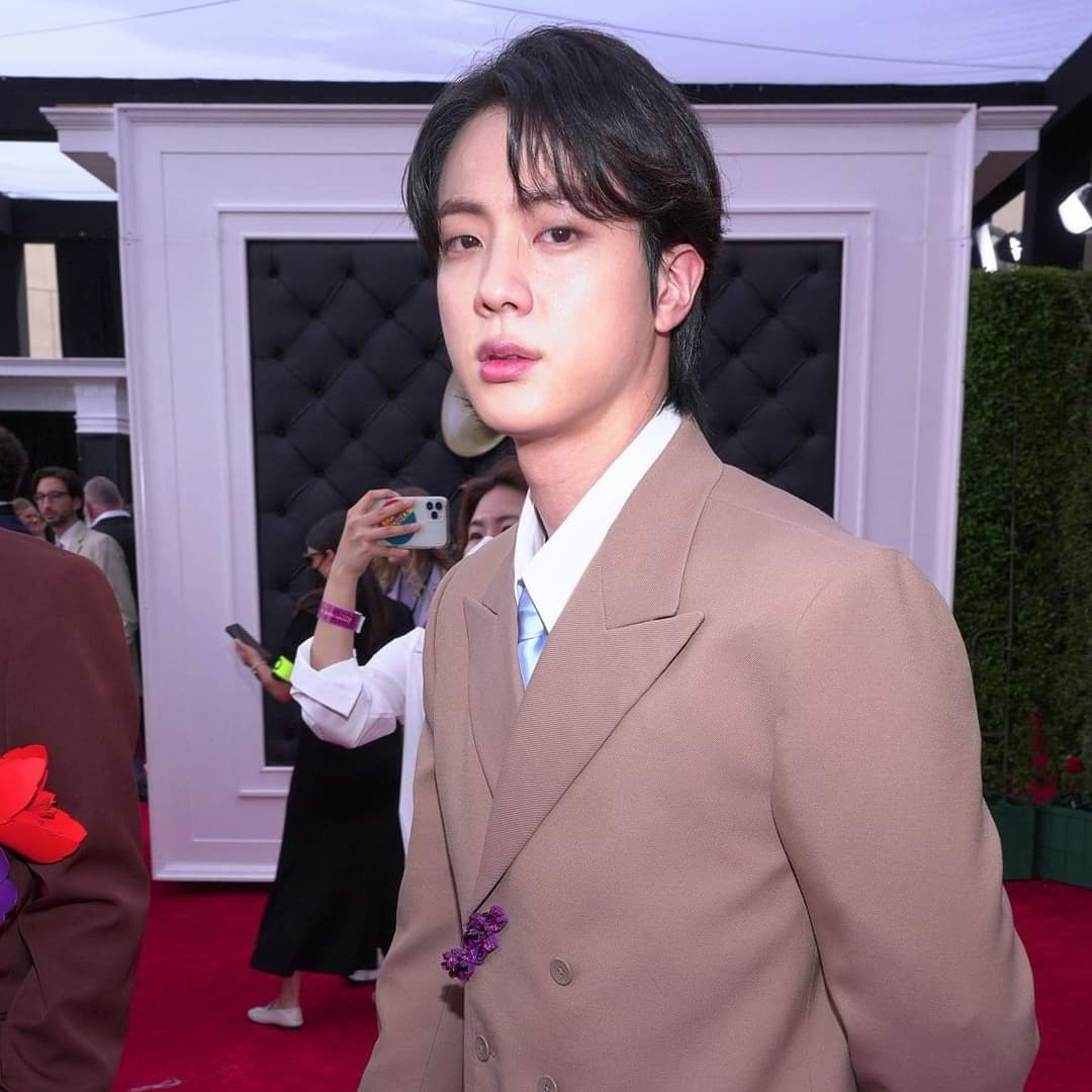 LoveYourselfmx_'s tweet photo. #JIN ganó la votación en IdolChamp  con el 31.28% de los votos 🥳🥳

🏆 Contraportada de la revista Big Issue diseñada por los fans  

CONGRATULATIONS JIN 🎉🎉

¡¡Gracias a todos los que votaron, sigamos trabajando para futuras votaciones!!

#BTSJIN #방탄소년단진 https://t.co/lGb7es3uqx