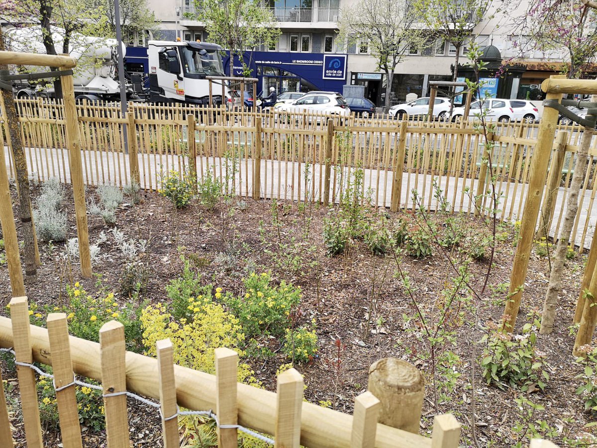 AnneMeilhac's tweet photo. Inauguration du #SquareMélizan replanté densément pour un véritable espace vert avec 3/4 de pleine terre. Subvention Agence de l’eau, 1è fois à Marseille. Les eaux de pluie s’infiltreront sur parcelle. En avant pour les autres jardins! 💦 🌳
#renaturation
#desimpermeabilisation https://t.co/Xv1YdOSE7e