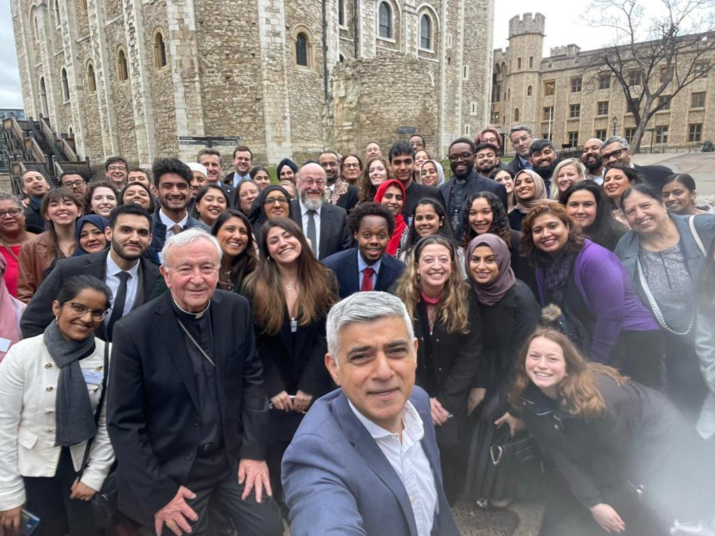 A pleasure to join @MayorofLondon @SadiqKhan in making history - the first Muslim-based #InterfaithIftar at the @TowerOfLondon in its near millenial history.

A big thanks to @NazLegacy for the invite - great to meet @chiefrabbi, @CardinalNichols, @bishopSarahM & Imam Mahmoud.