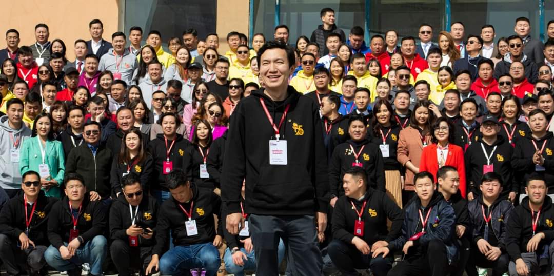 Ам.доллар ₮3000 давж олдохоо болив
Шатахууны үнэ ₮3000 давж туйлдуулах болов
Бүх төрлийн бараа бүтээгдэхүүн, үйлчилгээний үнэ суга өсөв
Бүх экспорт, импорт гацан эдийн засаг сөхрөв

Гэтэл...  Би Монголын дарга нарыг үнэхээр ойлгохгүй байна 😲