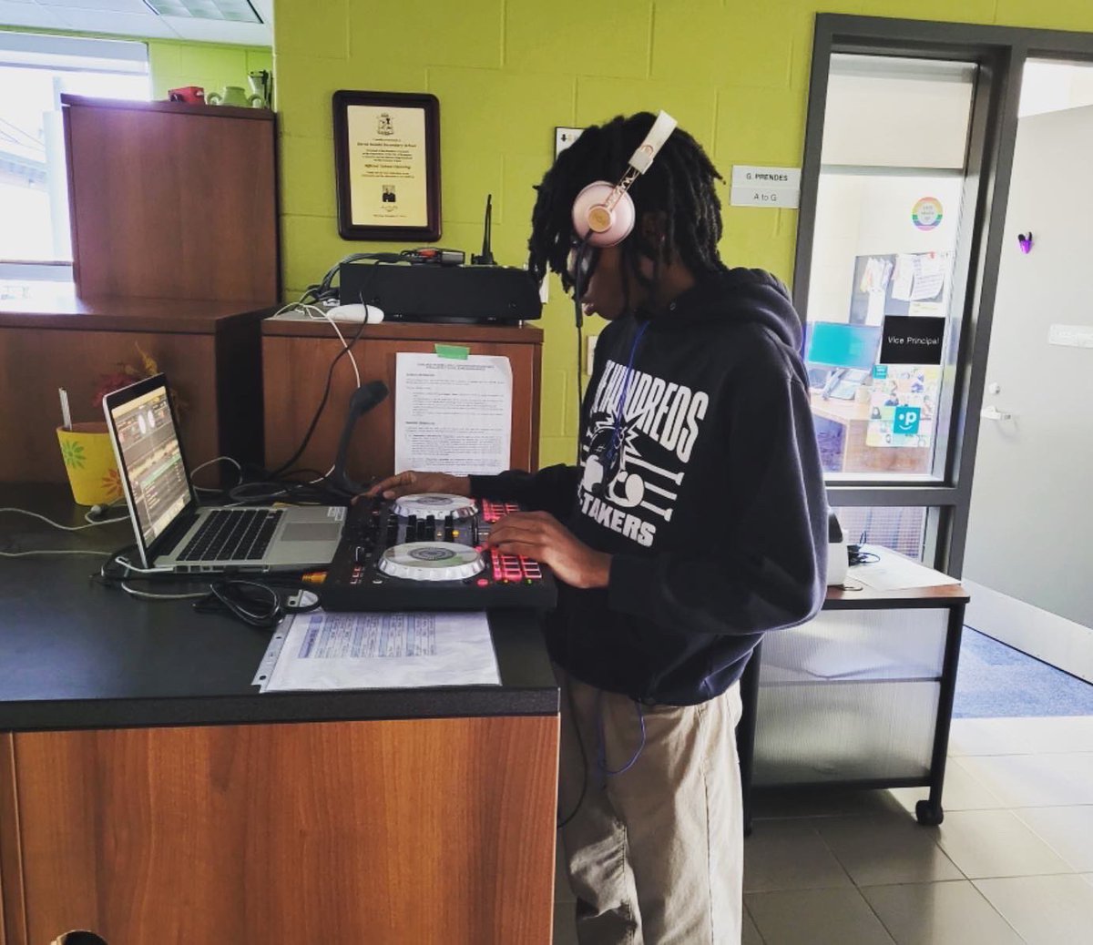 Shout out to Matthew C., who was this morning’s DJ and mixed beats with our music program’s DJ consoles 🎧🎶

📷: Ms. Roberts
