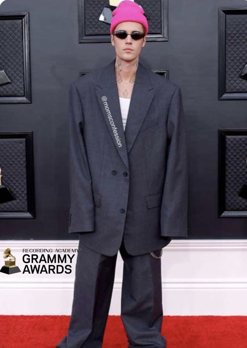 PacVeliz's tweet photo. Hey #WillSmith
This guy said something about your wife. I swear!
 #GRAMMYs #64thAnnualGrammyAwards #JustinBieber https://t.co/TLASFAJpub