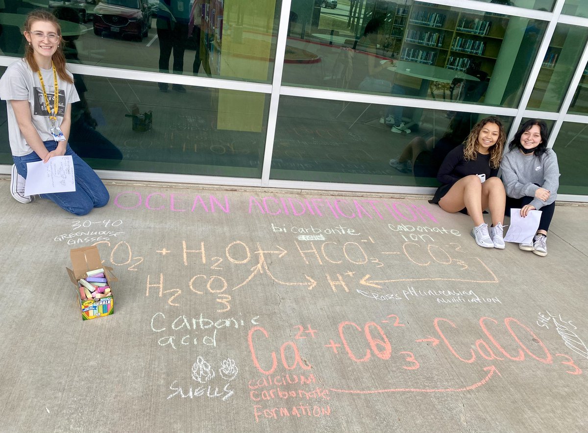 LittlejohnAPES's tweet photo. Students practiced the chemistry of ocean acidification with sidewalk chalk. @FHSRaccoons #FHSRaccoons https://t.co/ohunbC6DPE