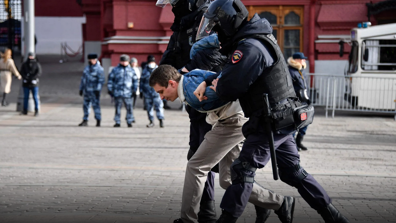 WorkersVoice_US's tweet photo. On April 2, more than 200 people were imprisoned in 17 Russian cities for protesting the invasion of Ukraine. Most occurred in the capital, Moscow (about 80 people), and St. Petersburg (about 70)... #Antiwarprotests #Putin #Russia #Ukraine
https://t.co/bqlZ3LDT97 https://t.co/YcAGBp1sxr