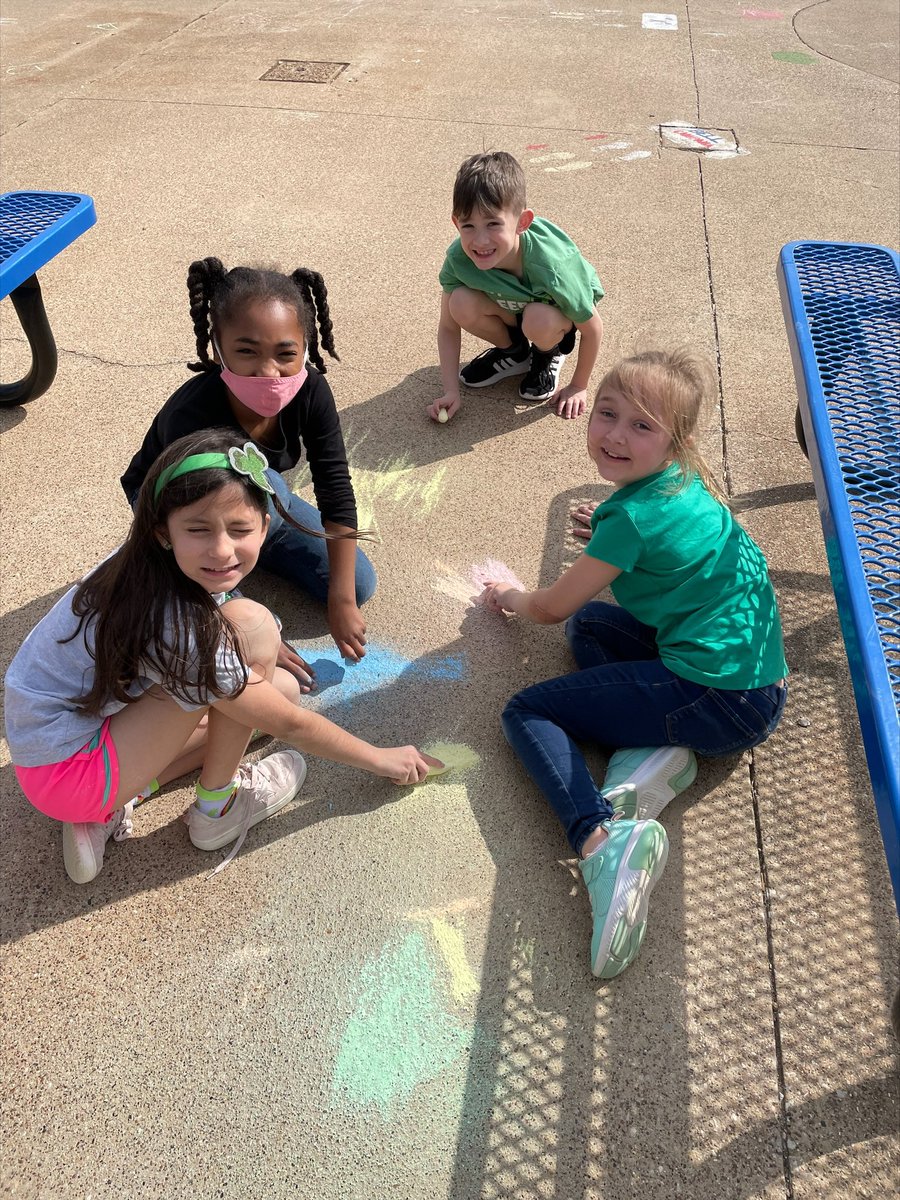 HarringtonPasar's tweet photo. PASAR students enjoying the nice weather this week! https://t.co/x50pgWaDQS