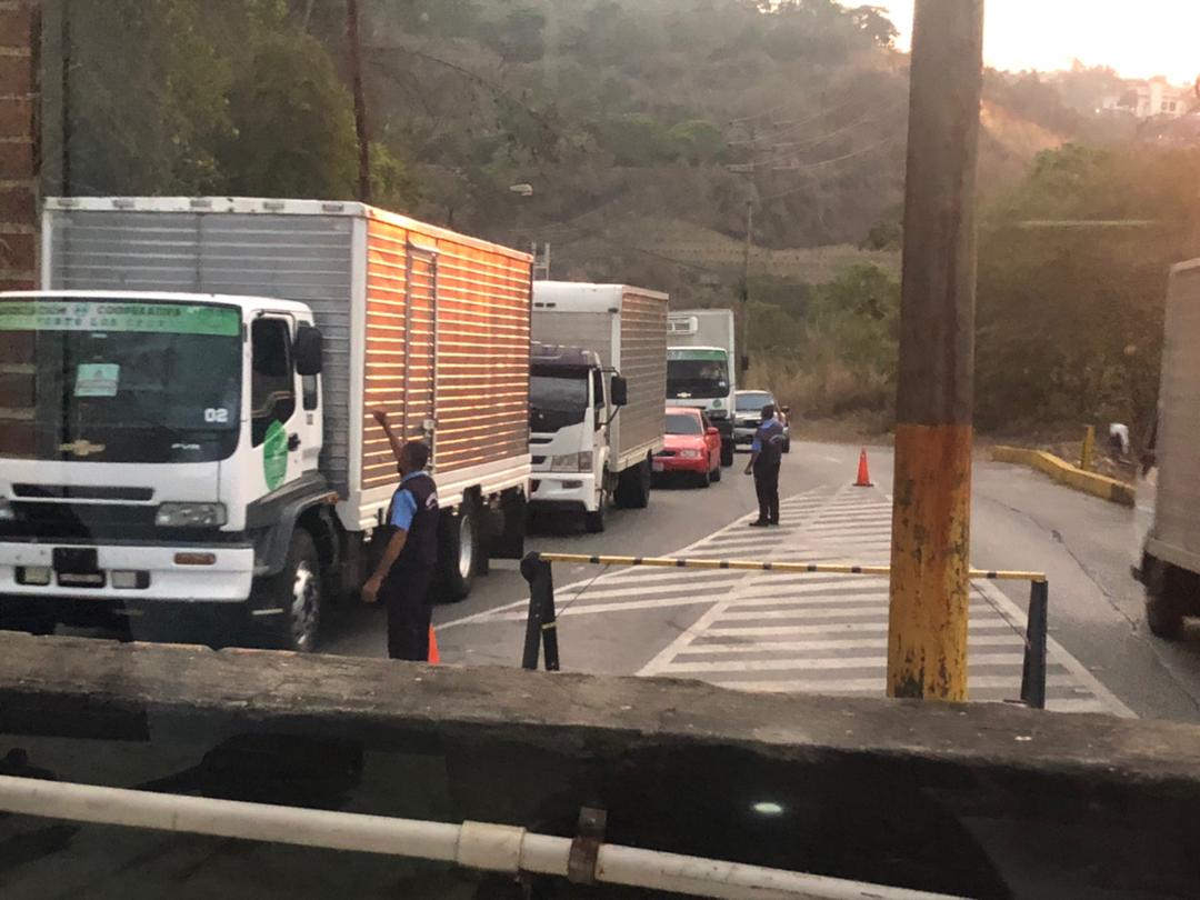 HaciendaElEnca1's tweet photo. Desde hace un tiempo, en #ElEncantado se viene viendo una exagerada circulación de transporte de carga pesada (2, 3 ejes y +) contenedores, gandolas de alimentos y otros q operan dentro del sector industrial pero q vienen obstaculizando el libre tránsito @MirandaGob @ElHatillo https://t.co/VR0z7NTsUK