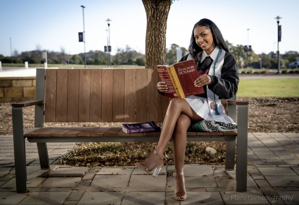 badbihhki's tweet photo. DEGREE ME PLSSSS 🎓 #BSWLOADING https://t.co/oKP20q4r8Y