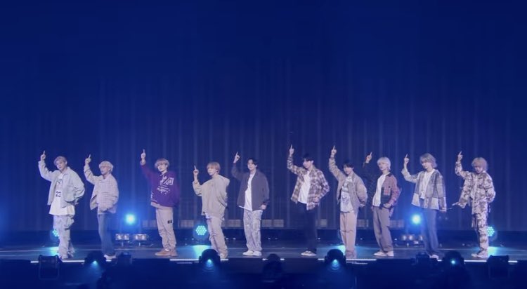 Leoarigato's tweet photo. ふつう卒業式ってアルバムとセットだよね。私はまだ諦めていないのよ日高さん。
#THEFIRSTFAINAL #THEFIRST https://t.co/EVuHRS3Bw5