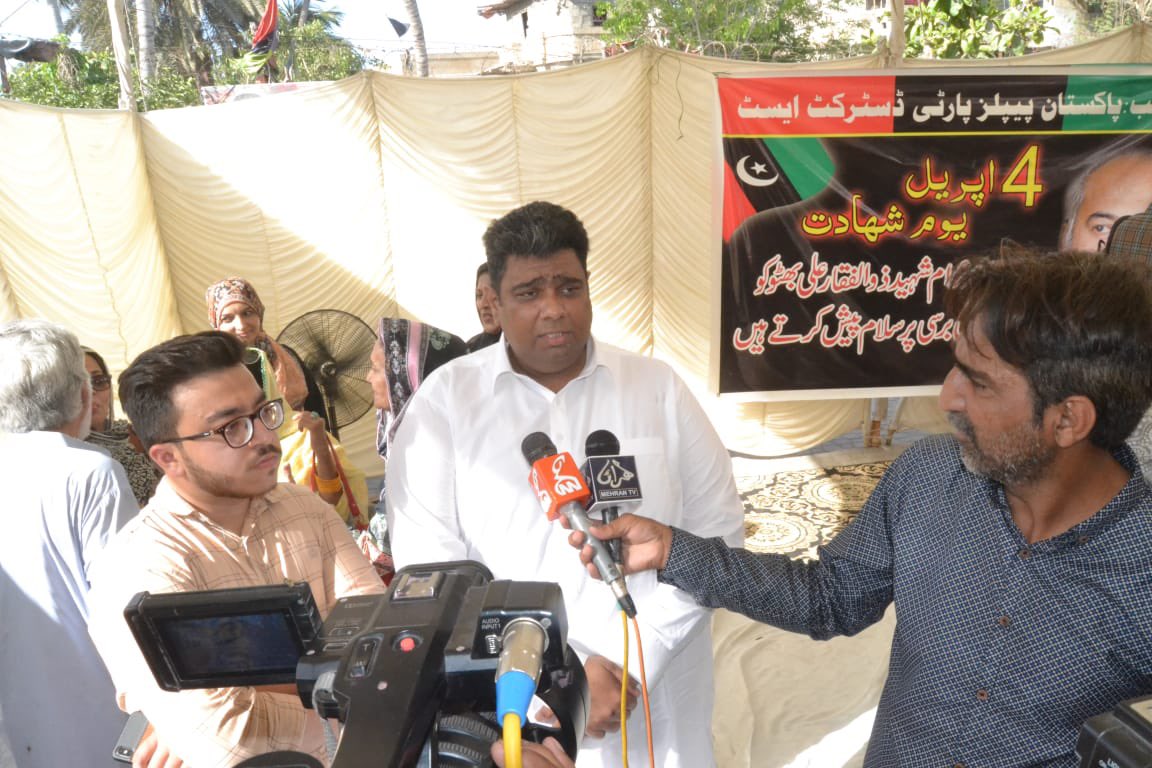farooqak77's tweet photo. Paid tribute to Quid-e-Awam Shaheed Zulfiqar Ali Bhutto on his 43 Death Anniversary at Peoples Secretariate. The event was organised by Pakistan Peoples Party, District East, Karachi.
#PPP #Ward2 #gulshanejamal #askariiv #askari4 https://t.co/Ld05Fee7i8