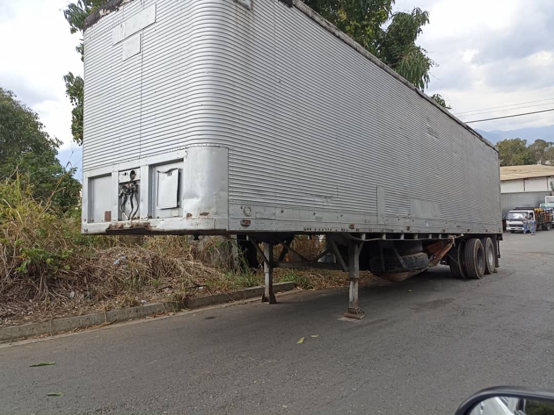 HaciendaElEnca1's tweet photo. ya que paran sus gandolas a lo largo y ancho de cualquier espacio en la vía donde al mismo tiempo circulan particulares, una vía que solo dispone de 2 canales, obligando a maniobrar y vulnerando la seguridad en el tránsito
@HectoRodriguez @eliasayegh https://t.co/tEohC4kuX2