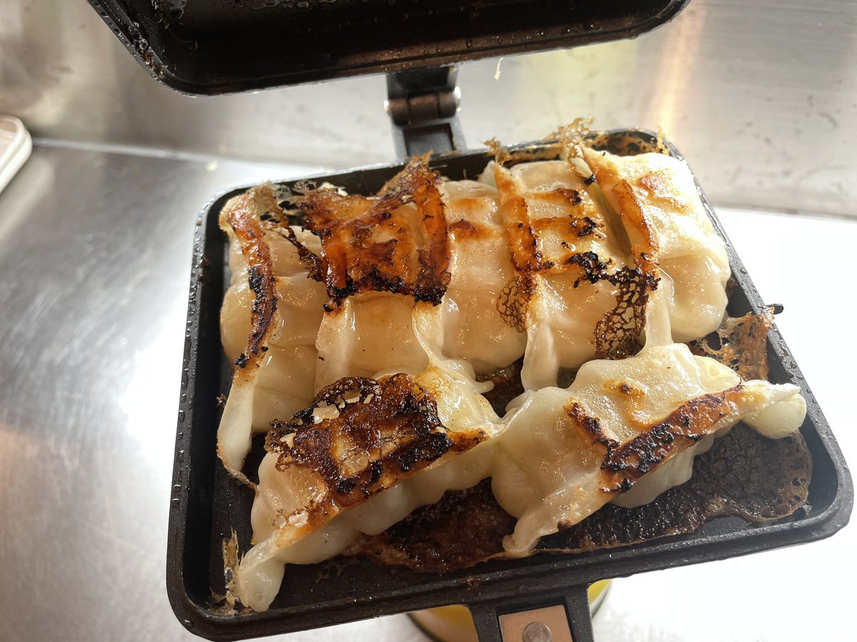 hyakujun_100's tweet photo. バウルーのホットサンドメーカーで冷凍餃子を家で焼いてみた。
両面焼きが簡単にできるので便利だなあ。

そして、めちゃくちゃおいしかった〜😄
#バウルー
#ホットサンドメーカー https://t.co/ezNGS8BC1d