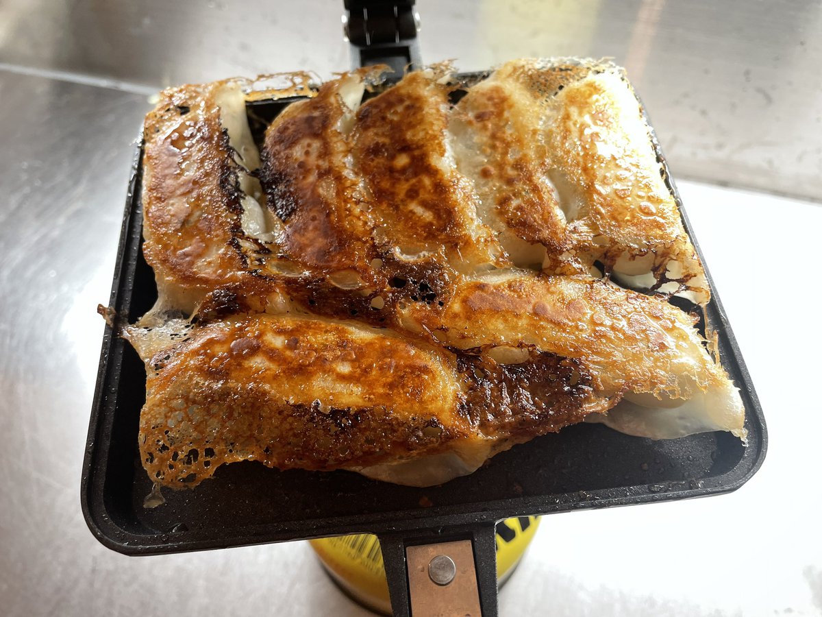 hyakujun_100's tweet photo. バウルーのホットサンドメーカーで冷凍餃子を家で焼いてみた。
両面焼きが簡単にできるので便利だなあ。

そして、めちゃくちゃおいしかった〜😄
#バウルー
#ホットサンドメーカー https://t.co/ezNGS8BC1d