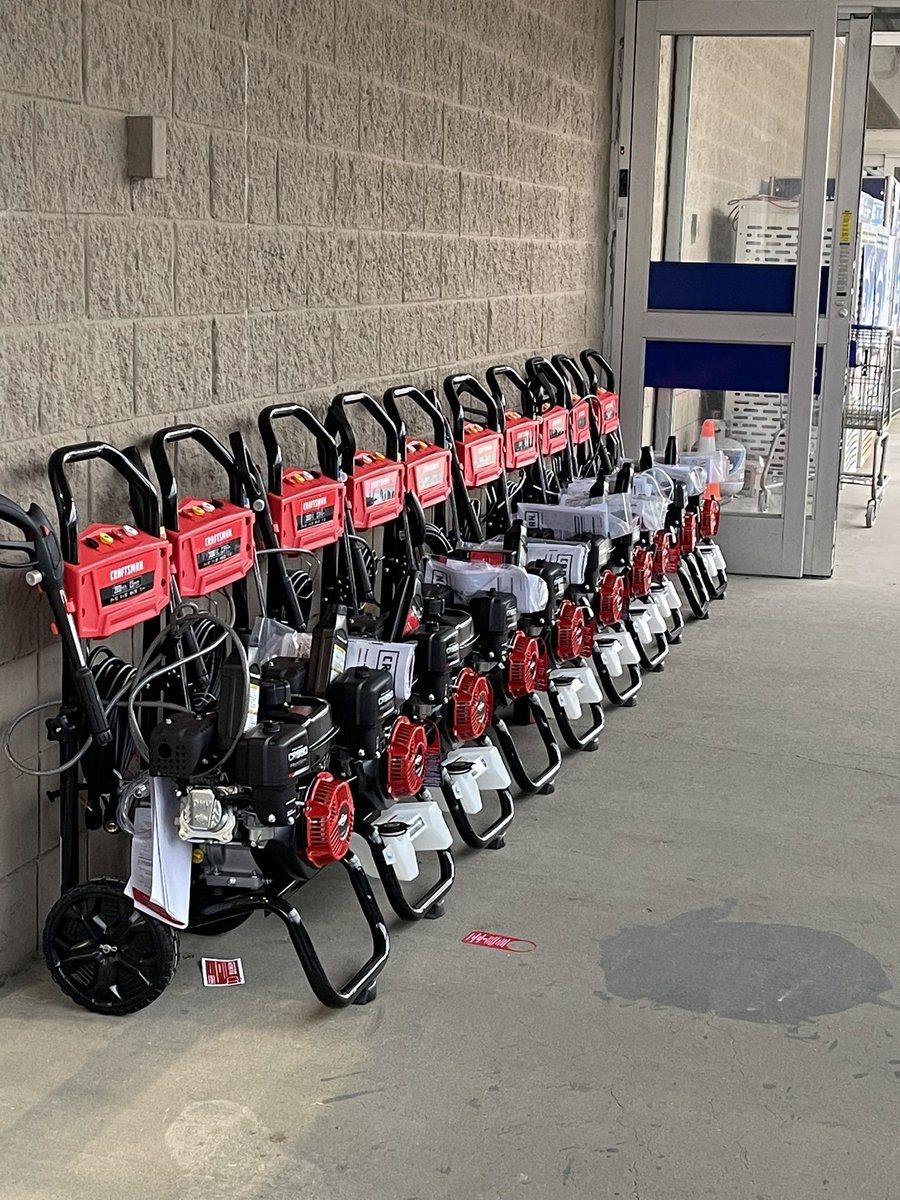 Rmh1987Rodney's tweet photo. Some spring fest prep at #lowes588 @mickm142 @Ricardo_BlueBox @JBBailey9 https://t.co/oojY7Redf7