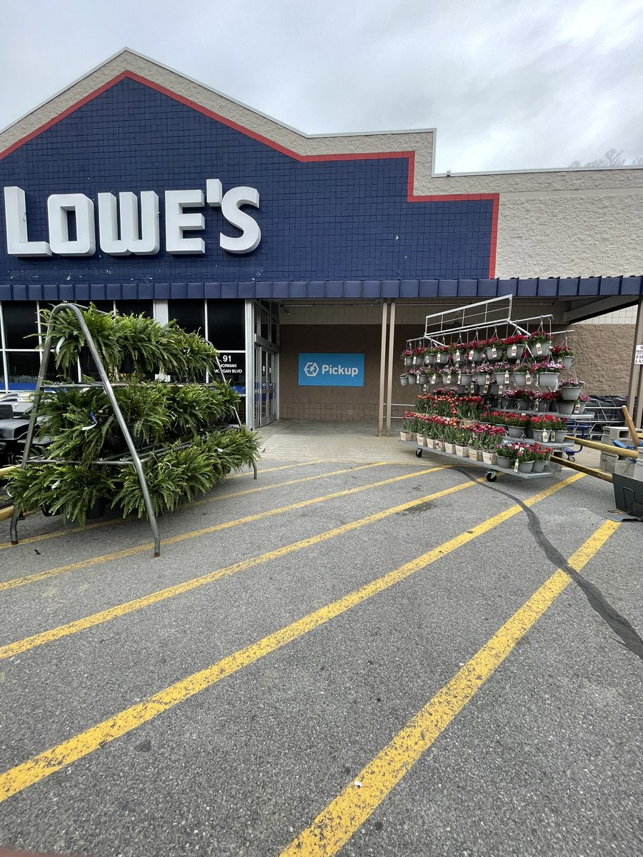 Rmh1987Rodney's tweet photo. Some spring fest prep at #lowes588 @mickm142 @Ricardo_BlueBox @JBBailey9 https://t.co/oojY7Redf7