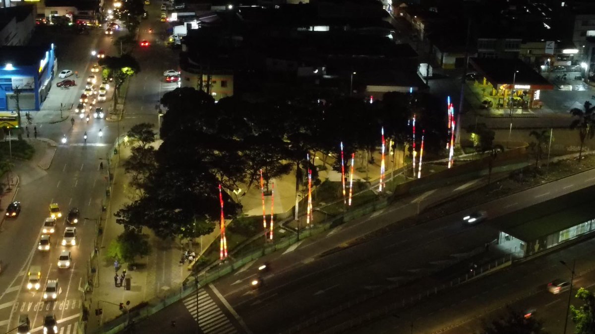 JCardenasRey's tweet photo. Hoy iluminamos el Parque de Los Periodistas para que la inseguridad deje de ser noticia. Lo reconstruimos y hoy nuevamente los bumangueses pueden disfrutarlo. Recuperamos su naturaleza, su arquitectura y mantuvimos sus esculturas icónicas y representativas. Así lo dejamos 👇 https://t.co/OCFDhQOA7z