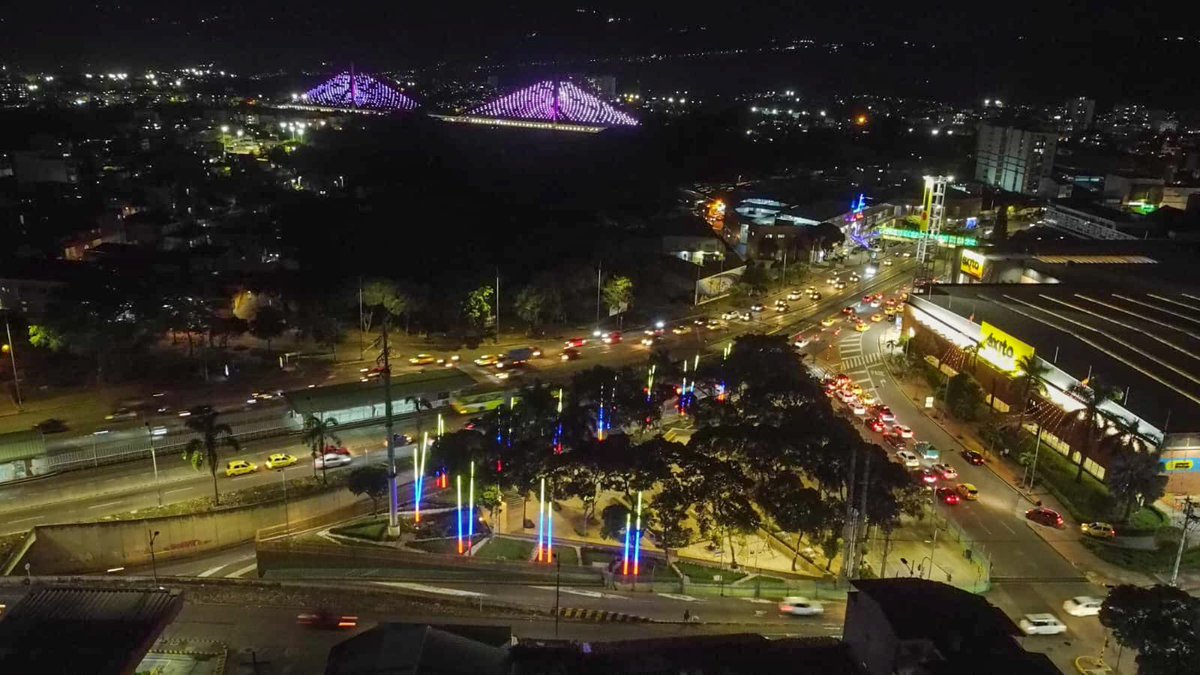 JCardenasRey's tweet photo. Hoy iluminamos el Parque de Los Periodistas para que la inseguridad deje de ser noticia. Lo reconstruimos y hoy nuevamente los bumangueses pueden disfrutarlo. Recuperamos su naturaleza, su arquitectura y mantuvimos sus esculturas icónicas y representativas. Así lo dejamos 👇 https://t.co/OCFDhQOA7z