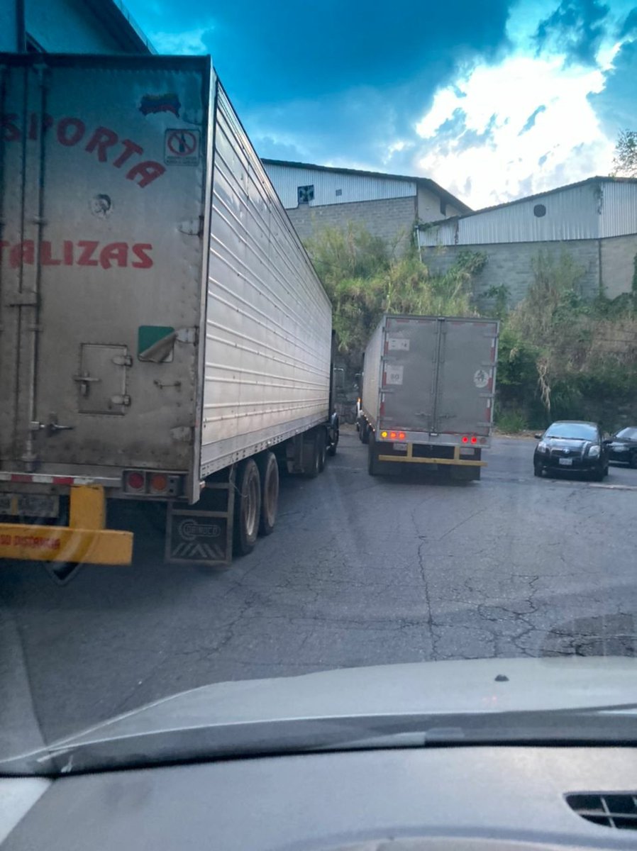 HaciendaElEnca1's tweet photo. y conseguir la vía de 2 canales reducida y colapsada por gandolas paradas en 2 filas en 1 mismo canal, pernoctando y usando los espacios alrededor para hacer sus necesidades y lanzar basura y otros desechos q además deterioran nuestro entorno https://t.co/95ruoMwFFS