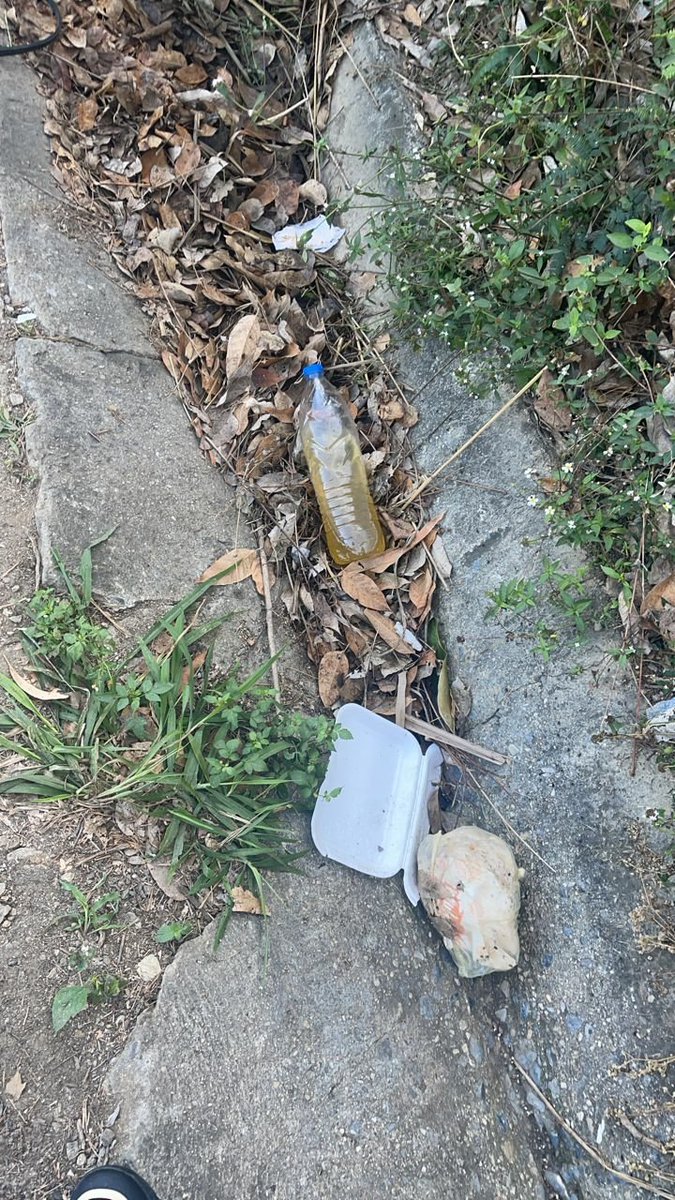 HaciendaElEnca1's tweet photo. y conseguir la vía de 2 canales reducida y colapsada por gandolas paradas en 2 filas en 1 mismo canal, pernoctando y usando los espacios alrededor para hacer sus necesidades y lanzar basura y otros desechos q además deterioran nuestro entorno https://t.co/95ruoMwFFS