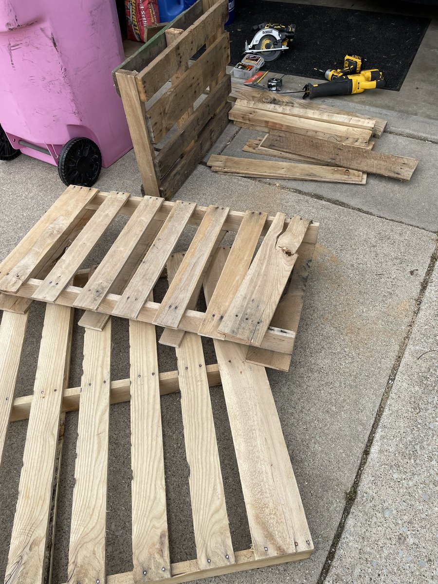 putyourhenzaup's tweet photo. 本日予報通り12℃まで上がったので #DIY ‼️
木製パレットでガーデンベンチを作った。

Made 2 pallet benches for my diy day for the first time of this year! 
#palletbench #garden #ガーデニング ＃リサイクル https://t.co/eWhNAc7wKe
