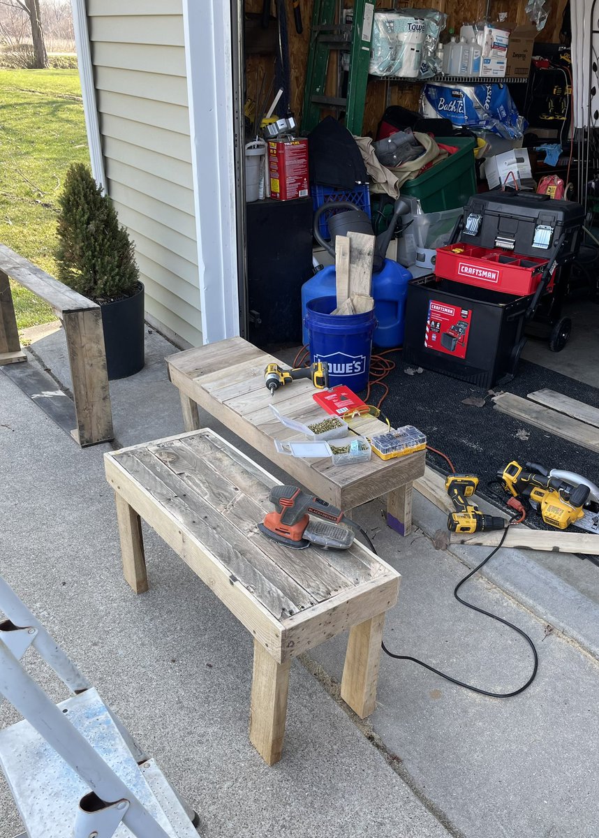 putyourhenzaup's tweet photo. 本日予報通り12℃まで上がったので #DIY ‼️
木製パレットでガーデンベンチを作った。

Made 2 pallet benches for my diy day for the first time of this year! 
#palletbench #garden #ガーデニング ＃リサイクル https://t.co/eWhNAc7wKe