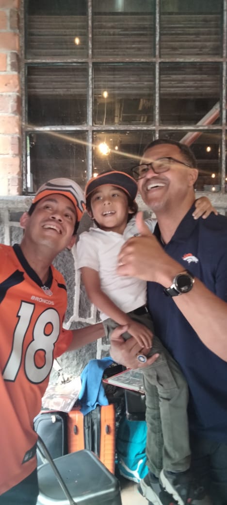 HectorGAG's tweet photo. @Ferpacheco43 @BroncosEspanol Yo soy fan de @BroncosEspanol y del #broncast y quiero mi poster estoy seguro que @eleniuxramos también lo quiere https://t.co/CdHtR1OSQ1