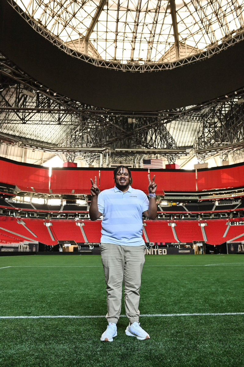 gcdonalds's tweet photo. 𝐂𝐑𝐈𝐁𝐓𝐀𝐋𝐊

Today was my first day back in Atlanta as a graphic designer for the Atlanta Falcons. #RiseUp https://t.co/iNjuPpgEOq