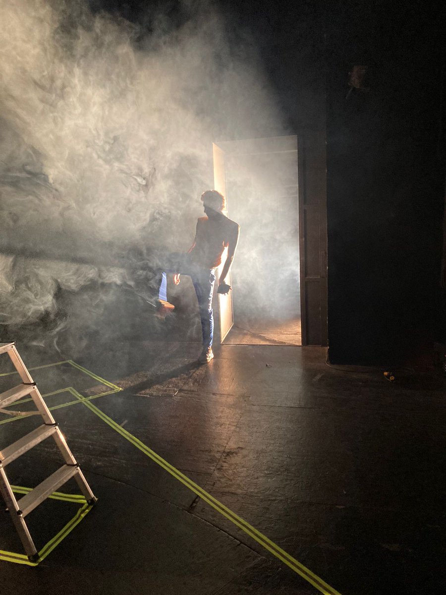 WAPPSICK's tweet photo. Días de teatro. 

#teatro #laventana #lanoche #rayolaser https://t.co/hqPvkGKBei
