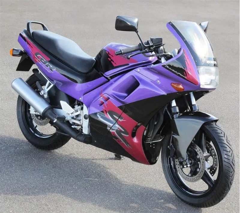 paginaDeMoto's tweet photo. (threadzinha) Boa noite senhores! Tudo show??? Hoje, thread rápida com sugestão de motos esportivas pra quem quer começar. Não defini "começar" como baixa cc, mas sim, começar em categorias, okay? VAMO BORA https://t.co/dgsmoFvFo0
