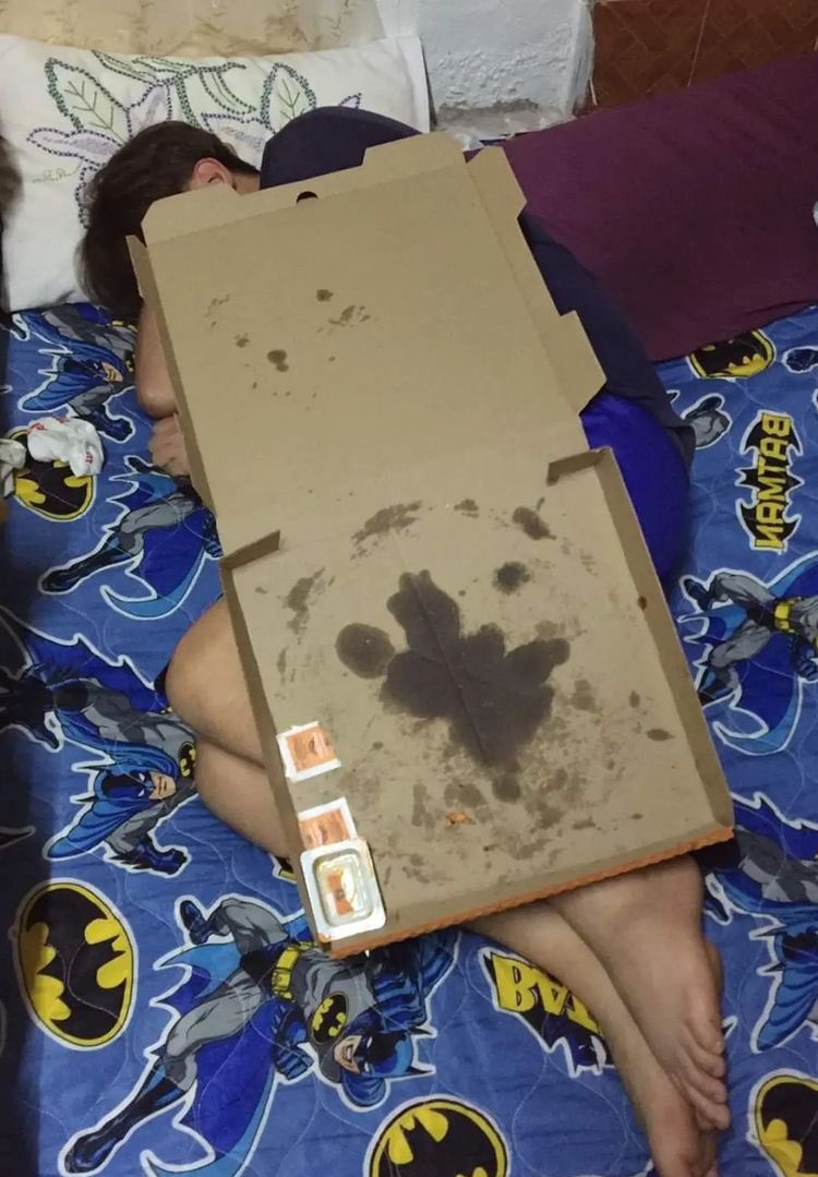 therrero92's tweet photo. Cuando te quedas a dormir en lo de tu compa  y te da frío https://t.co/5O2Xdv1Ob8