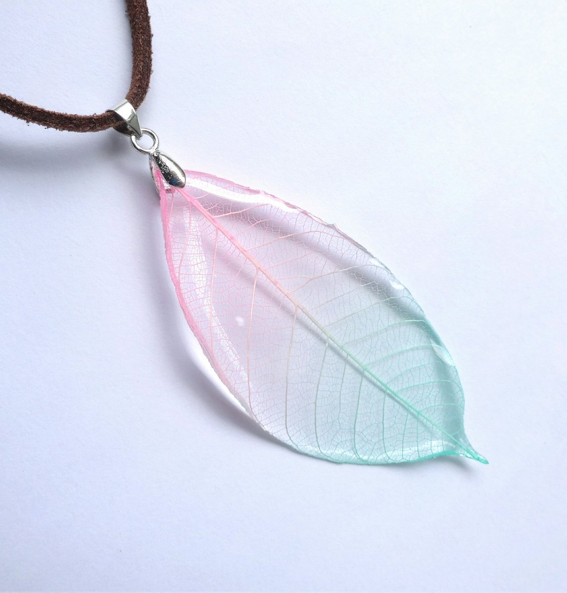 Pink ＆ Green Gradation Leaf Pendantのお気に入り登録数が10回を超えました！ 
minne.com/items/31864796

本物の葉っぱを、桜の花と葉をイメージした色に染めました。

#minne_fav 
#minne_new
#minne
#春
#桜