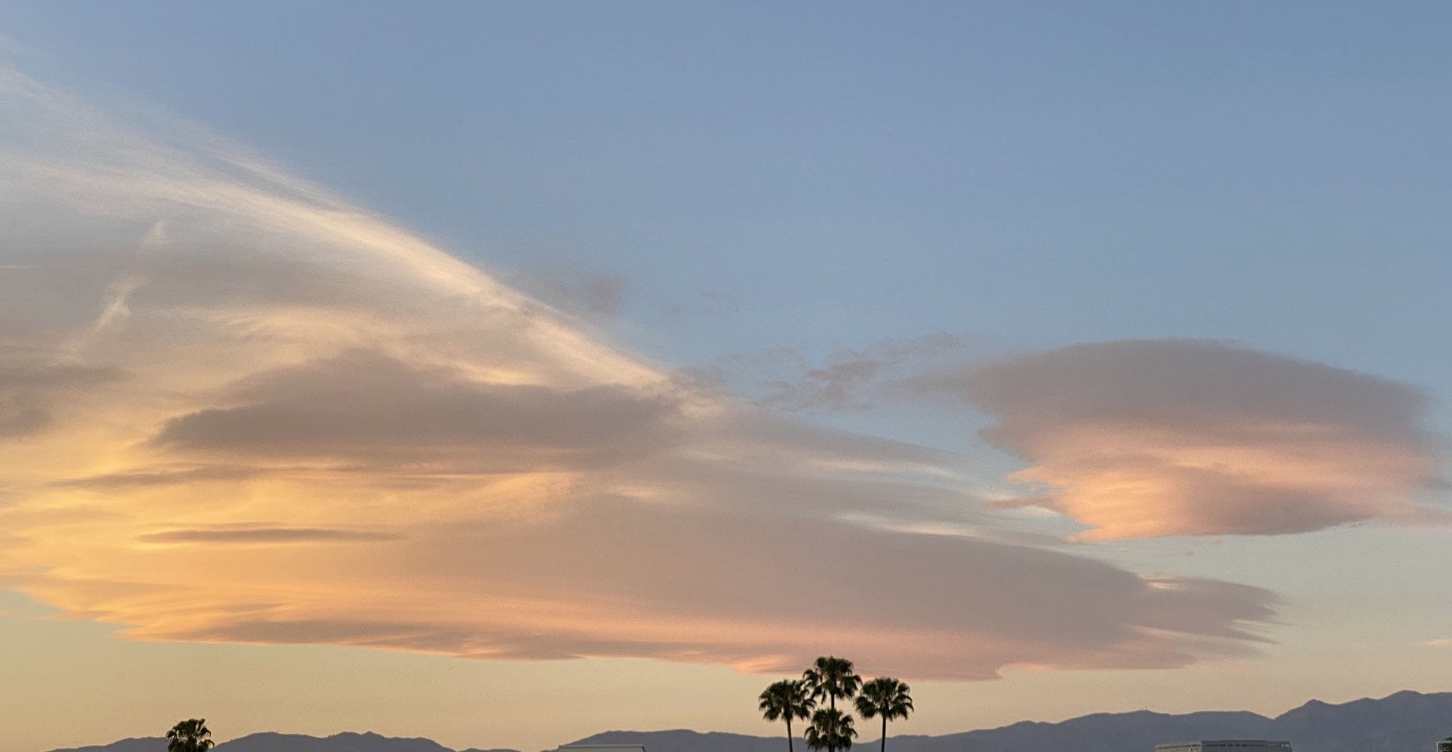 David Biggar Some Gorgeous Colors Staring To Show In The Lenticular Clouds Hovering Over La County T Co Eqa9ydelmu Twitter