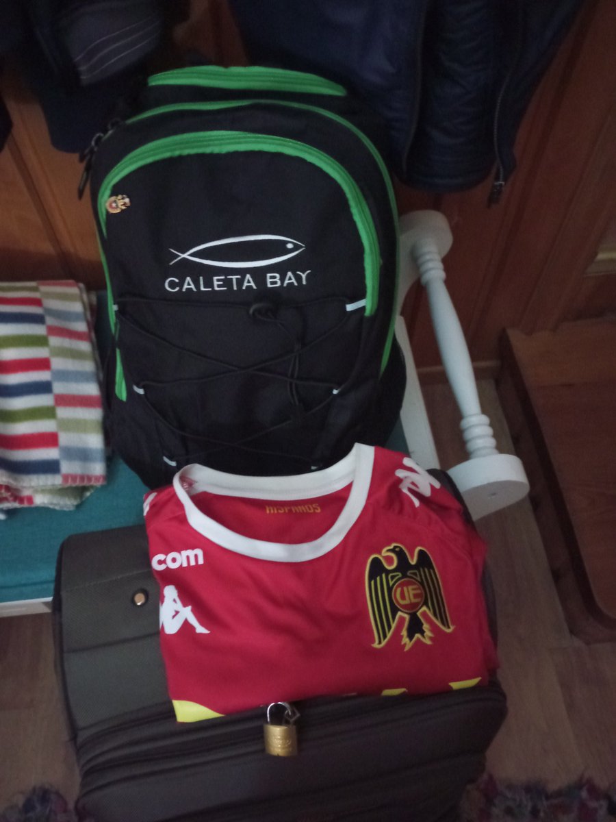 carlosperezzamo's tweet photo. Y ya comienzan sus 16.000 km del Vice para competir en el mundial cadete de #esgrima #dubai2022 y no podía faltar su camiseta de #UE....#caletabay https://t.co/wOCTFCYSkt