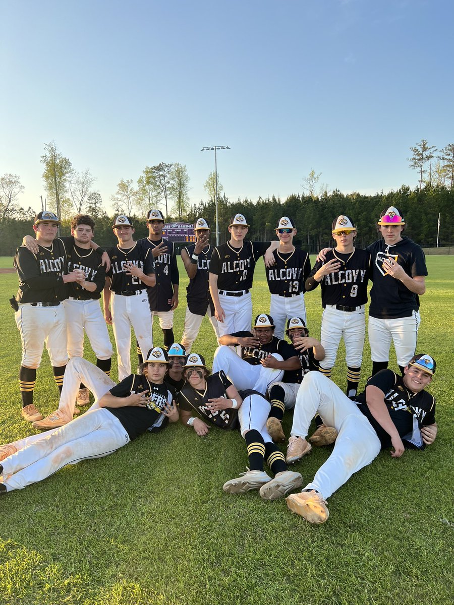 Varsity brings home the 4-0 victory tonight at Monticello. <a href="/HunterParker26/">Hunter Parker</a> went the distance, scattering 3 hits and striking out 7. <a href="/CourseyConnor/">Connor Coursey</a> went 3-4 while Reece Payne added 2 hits. Back at it Wednesday! #finish 🐅