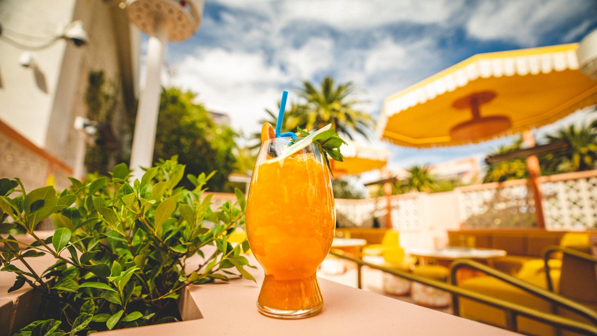 TheMirageLV's tweet photo. Groovy vibes every sunset in Paradise! 🌴  Get carried away in a tropical riptide with @rhumbarlv Tropical Ultra Lounge opening April 20! 
☮️ : https://t.co/koGuQstInE https://t.co/55zK6OWh5V