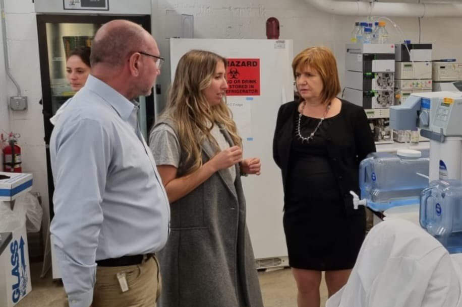 Patricia Bullrich (@patobullrich) on Twitter photo En San Francisco conocí a Agustina. Cofundó <a href="/Microgenesis1/">Microgenesis</a>, un proyecto sobre fertilidad que está siendo incubado en @Indbio, una aceleradora de empresas de biotecnología. Esto es lo que necesitamos para despegar: emprendimientos argentinos a partir de ideas revolucionarias. 🧵 En San Francisco conocí a Agustina. Cofundó <a href="/Microgenesis1/">Microgenesis</a>, un proyecto sobre fertilidad que está siendo incubado en @Indbio, una aceleradora de empresas de biotecnología. Esto es lo que necesitamos para despegar: emprendimientos argentinos a partir de ideas revolucionarias. 🧵