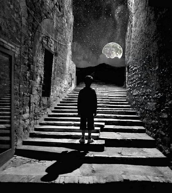 Alter_Ego777's tweet photo. “No vemos dos veces la misma luna. Todo momento es el último porque es único.”  

— Marguerite Yourcenar https://t.co/VLUsPQoTLn