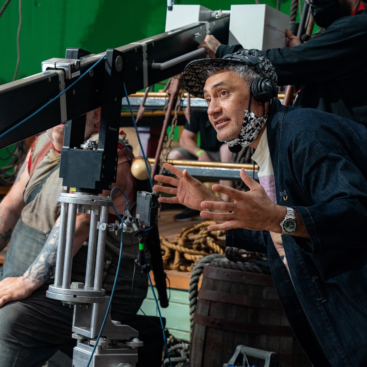 OurFlagOnMax's tweet photo. More BTS of our favorite director! #ourflagmeansdeath 🏴‍☠️ https://t.co/AcLSGCNxCn