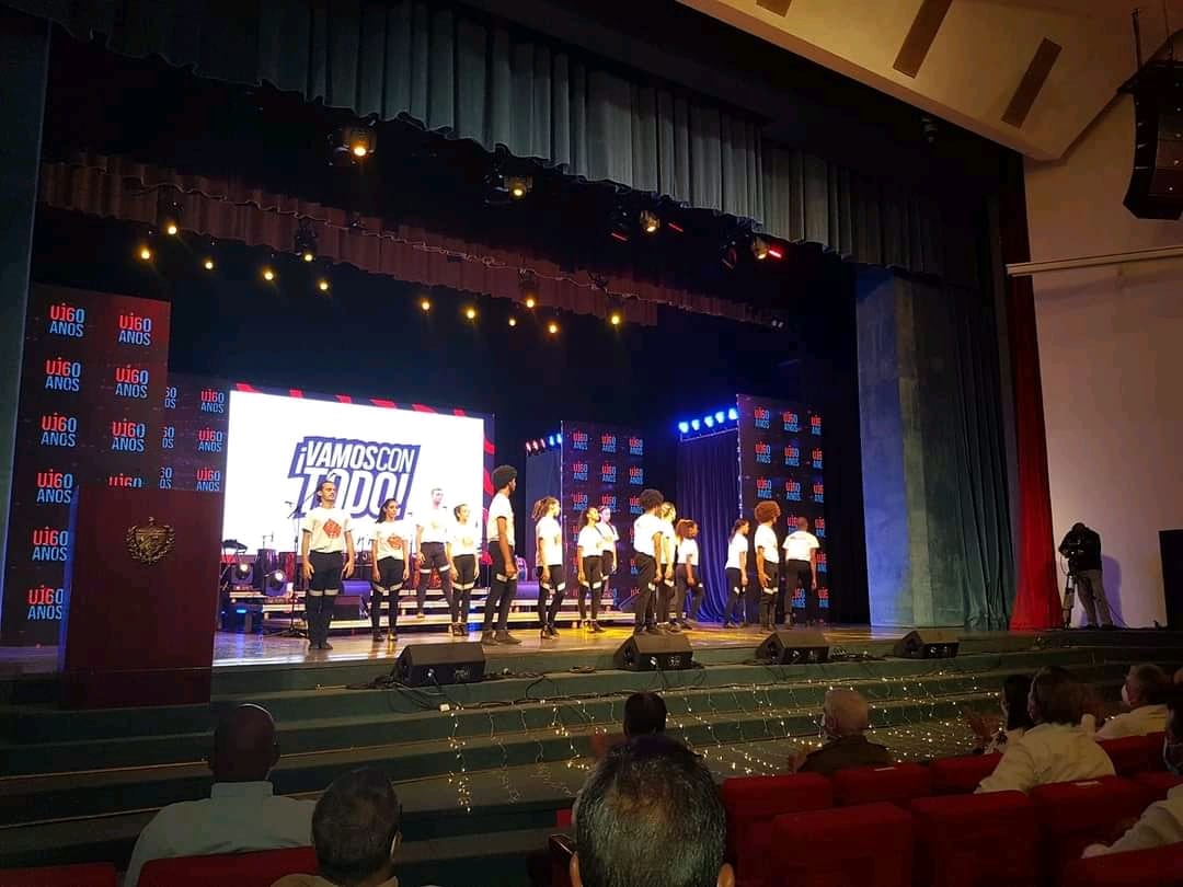 Belleza total en la gala por el 60: breve, emotiva y juvenil!! POR USTEDES #VamosConTodo