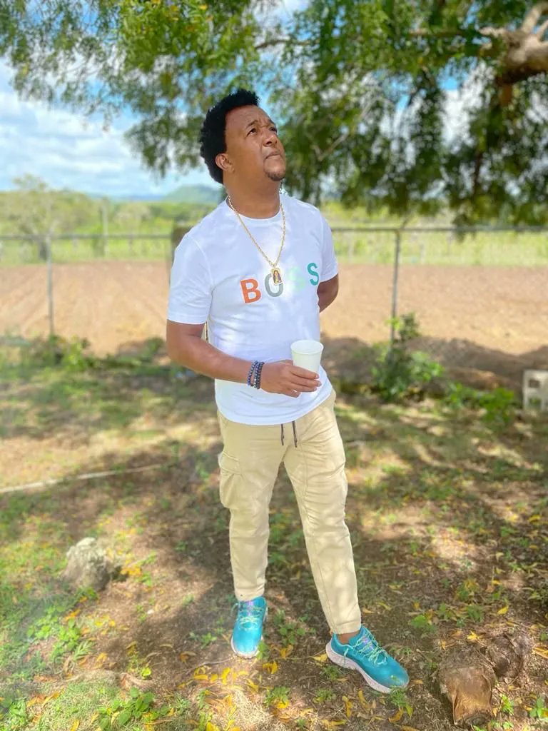 45PedroMartinez's tweet photo. Just pondering the deep things in life... ... like when these mangos 🥭 will be ready to eat 😅😆 

Pensando en las cosas profundas de la vida… como cuándo estarán estos manguitos 🥭listos para comérmelos 😅😆
.
.
.
#pedromartinez #45enterprises #hof #mangoseason #mangos https://t.co/c7Z4cksii2