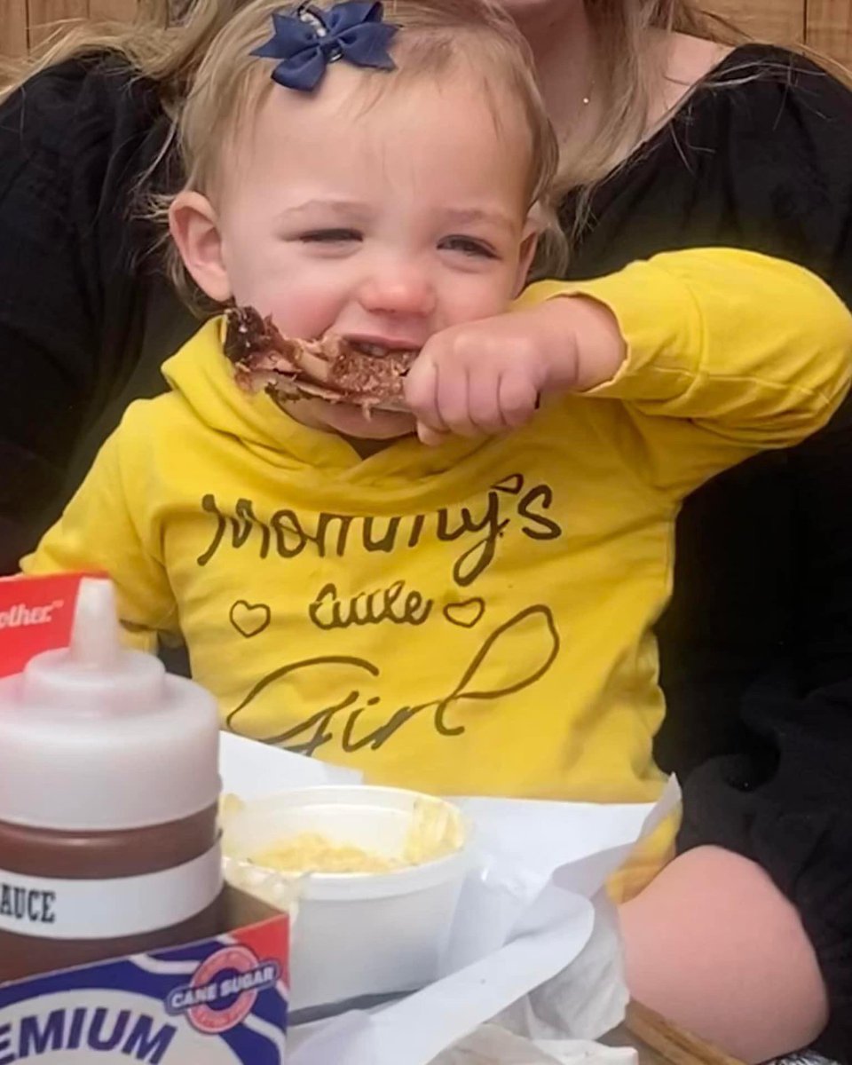 BogartsSTL1's tweet photo. "Never have we seen her eat so much!๐" ~ Kristie (mom)
#bbqquotes #loveatfirstbite #cutenessoverload #bogartssmokehouse #bbqfamily #bbqlover #weloveourcustomers #stlbbq #stlouisfoodscene #explorestlouis #stlouisgram #eatlocal https://t.co/QBizX7iept