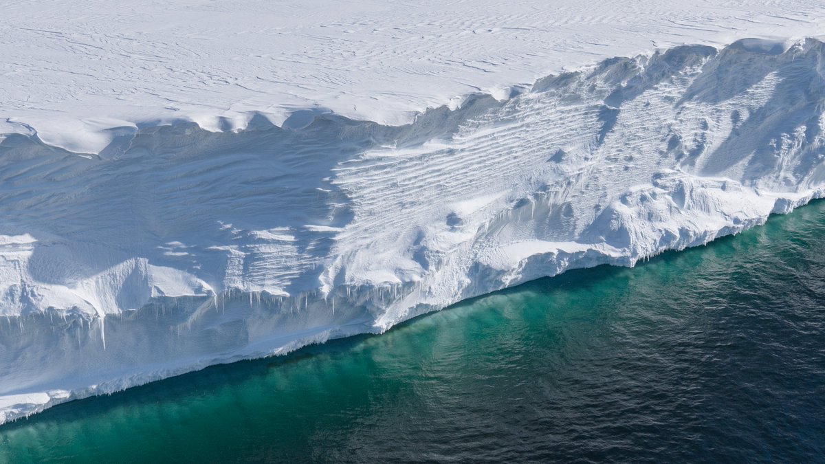 andrewling__'s tweet photo. My #NFTPhotography collection titled "Antarctica" is now live on @Foundation! Each 1 of 1 piece comes with a 30 inch by 40 inch framed, physical print--awarded to the first collector. #NFT #Photography #Art More information below: https://t.co/Gw7PcGyScr